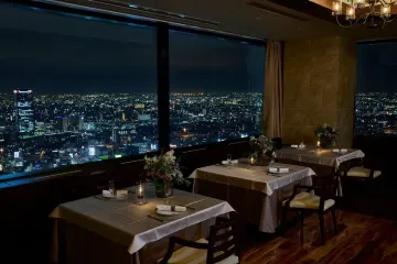 地上180ｍの煌めく夜景をバックに贅沢なひとときを | 【夜景の見える窓側テーブル席】本数が選べるバラの花束×極上夜景×チャペルで夢のようなプロポーズを★Ｗメインの豪華フレンチコース+乾杯酒+メッセージプレート+プロポーズコンシェルジュ