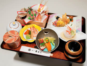 健やかな生育を願う彩り豊かなお食い初め膳 | 【個室確約 お食い初めプラン】味わい深い全9品の「信長御膳」＋小鯛尾頭付きの豪華な「お食い初め膳」★横浜でお子様の成長をお祝い★