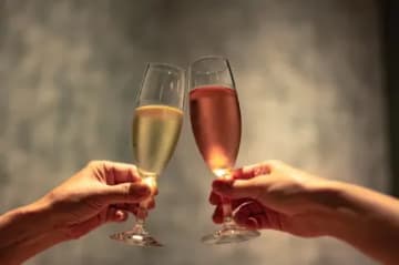 大切なお祝いの日にはスパークリングワインで乾杯！ | 【乾杯スパークリングワイン付】アニバーサリープラン★NY発 モダンインド料理を味わう贅沢コース全8品