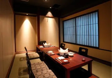 都心の喧噪を感じさせない品格のある落ち着く空間 | 【最大8名 個室確約×接待･会食プラン】厳選豚肉の出汁しゃぶと旬の食材を使用した会席コース★銀座の個室しゃぶしゃぶ店で大切な商談やゲストをおもてなし