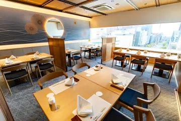 みんなの笑顔が集う、和モダン空間で祝う特別なランチタイム | 最大6名×大人数のお祝いにぴったり！伊勢海老づくしの贅沢10品ランチコース×メッセージカードでサプライズ演出◎神戸・JR三宮駅徒歩1分の絶景を望む好ロケーションで特別なひとときを