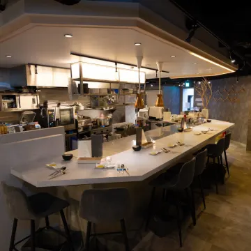 白を基調としたモダンなお洒落空間を満喫 | 【アニバーサリーディナープラン】日替わりフレンチコース【Anniversary Cours】★乾杯スパークリング＋メッセージ付きホールケーキ★梅田駅徒歩6分の好アクセス！！