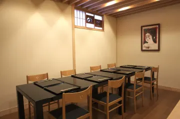 プライベート空間が保たれる半個室（テーブル）席で、特別なひとときを | 【最大8名×半個室席確約★接待・会食プラン】祇園の小路で味わう京料理の極み★旬の京野菜と特選食材を五感で堪能するおまかせディナー【房コース】