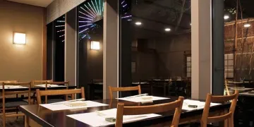 都会の喧騒を忘れさせてくれる落ち着いたテーブル席 | お誕生日プラン★ホテルレストランでお祝いディナー★絶品加賀懐石コース～羽衣～全9品★乾杯ドリンク付き