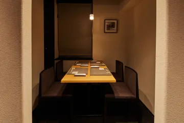 神楽坂の風情漂う、隠れ家空間で上質なおもてなし | 【最大4名/個室確約/接待・会食プラン】飯田橋駅から徒歩5分★こだわりの鮪と旬の極上ネタを楽しむ、お任せ握りコース＋お土産付き★粋が薫る、神楽坂の隠れ家で贅沢なひととき★