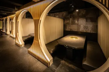 高級感ただよう完全個室で、笑顔あふれるお祝いのひとときを | 【個室確約×アニバーサリープラン 】★ディナー・プレミアムコース★和牛を盛り込んだメッセージカード付き富士山頂肉タワー含む全6品コース★恵比寿の隠れ家焼肉店で記念となる日を祝福