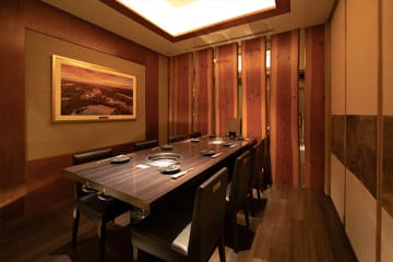 快適な完全個室で、和やかなひとときを | 【4名～8名★個室確約 お顔合わせランチプラン】焼すきサーロインや特選厚切りタン、海鮮など勢ぞろい！豪華焼肉コース＋乾杯ドリンク★南青山に佇む落ち着いた高級焼肉店で家族の絆を育む