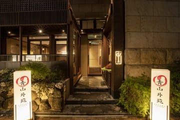 慶事にふさわしい、落ち着いた雰囲気の一軒家レストラン | 【4名～8名★個室確約 お顔合わせランチプラン】焼すきサーロインや特選厚切りタン、海鮮など勢ぞろい！豪華焼肉コース＋乾杯ドリンク★南青山に佇む落ち着いた高級焼肉店で家族の絆を育む