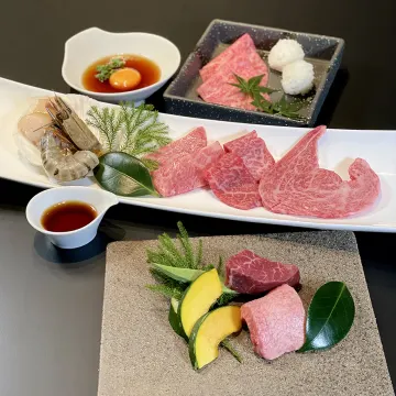 極上の逸品を取りそろえた豪華ランチコース | 【4名～8名★個室確約 お顔合わせランチプラン】焼すきサーロインや特選厚切りタン、海鮮など勢ぞろい！豪華焼肉コース＋乾杯ドリンク★南青山に佇む落ち着いた高級焼肉店で家族の絆を育む