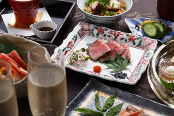 地上120ｍの絶景個室で、豪華お祝い懐石を堪能 | 【Anny限定★リムジン周遊付きアニバーサリープラン】夜景個室で豪華懐石ディナー＋メッセージケーキ★ディナー後はリムジンへ！スパークリングワイン＆記念撮影付き★記念日・誕生日を特別な一日に