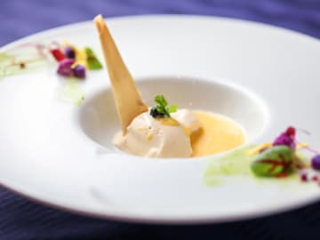 愛を込めたフレンチコースで贅沢なひとときを | 【個室確約/アニバーサリーランチプラン】フレンチコース＋オーダーメイドのデザートプレート★プランナーの事前打ち合わせ付き！★天満橋で迎える、至福のアニバーサリー★