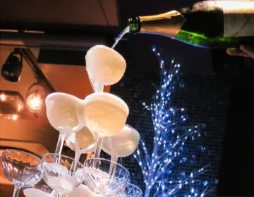 心ときめく演出で、特別な瞬間をドラマチックに | 【25～60名 / 貸切確約 大人数のお祝いパーティープラン】ビュッフェスタイルで楽しむ美食おつまみ7品＋飲み放題コース全4種★シャンパンタワー・メッセージ付きプレート追加可★銅座の隠れ家バーで彩る祝福の夜