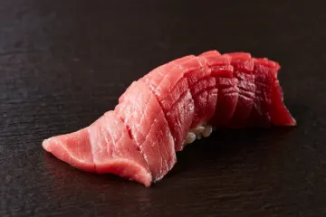 旬の味覚と鮨職人の技が織りなす、晴れの日の特別なおもてなし | ランチ限定【最大4名/個室確約/結納・お顔合わせプラン】飯田橋駅から徒歩5分★こだわりの鮪と旬の極上ネタを楽しむ、お任せ握りコース＋一部コース限定！お土産付き★粋が薫る、神楽坂の隠れ家で贅沢なひととき★