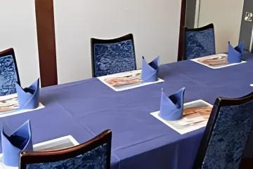 落ち着いた完全個室で過ごす、心温まるお祝いのひととき | 【最大6名×大人数のお祝いに】伊勢海老尽くしの全10品ランチ＋メッセージカード対応可｜大森ベルポートの完全個室で心に残る祝福を