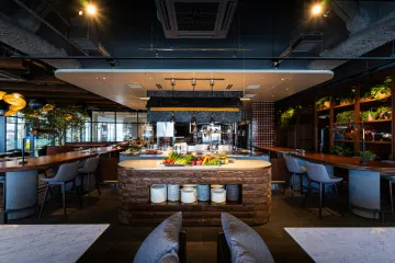 「公園」をテーマにした開放的なダイニングで心地よいひとときを | 最大10名様【半個室確約／結納・顔合わせプラン】地元素材を生かした薪火グリルコースを堪能★乾杯ドリンク＆専任アニバーサリープランナーサポート付★川越西口1分で家族の誕生をお祝い