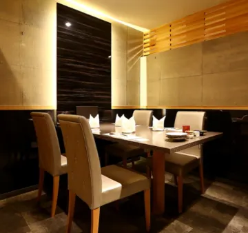 24名までの個室確約、安心と格式ある宴席を | 【最大24名様まで個室確約×接待・会食プラン】秋田比内地鶏×土佐備長炭の本格串コース★メッセージ付きプレート×飲み放題選択可★水戸の隠れ家風の上質空間で過ごすひととき