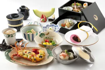 美しい日本料理で心踊るひとときを | 3〜12名【完全個室×顔合わせ･結納プラン】日本料理全8品＋乾杯ドリンク＋進行サポート付★優美な宮殿で日本料理を味わう夢のようなお顔合わせ