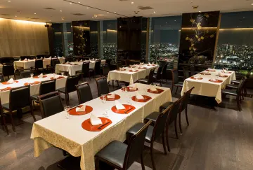 華やかなお祝いの場に最適な絶景望む極上空間 | 【個室確約 大人数のお祝いプラン】絶品懐石コース＋飲み放題付き★3時間利用可★映像機器使用無料★最大60名様可★地上220mの絶景の中で至福のお祝い体験を［懇親会・同窓会・暑気払いなどにおすすめ］