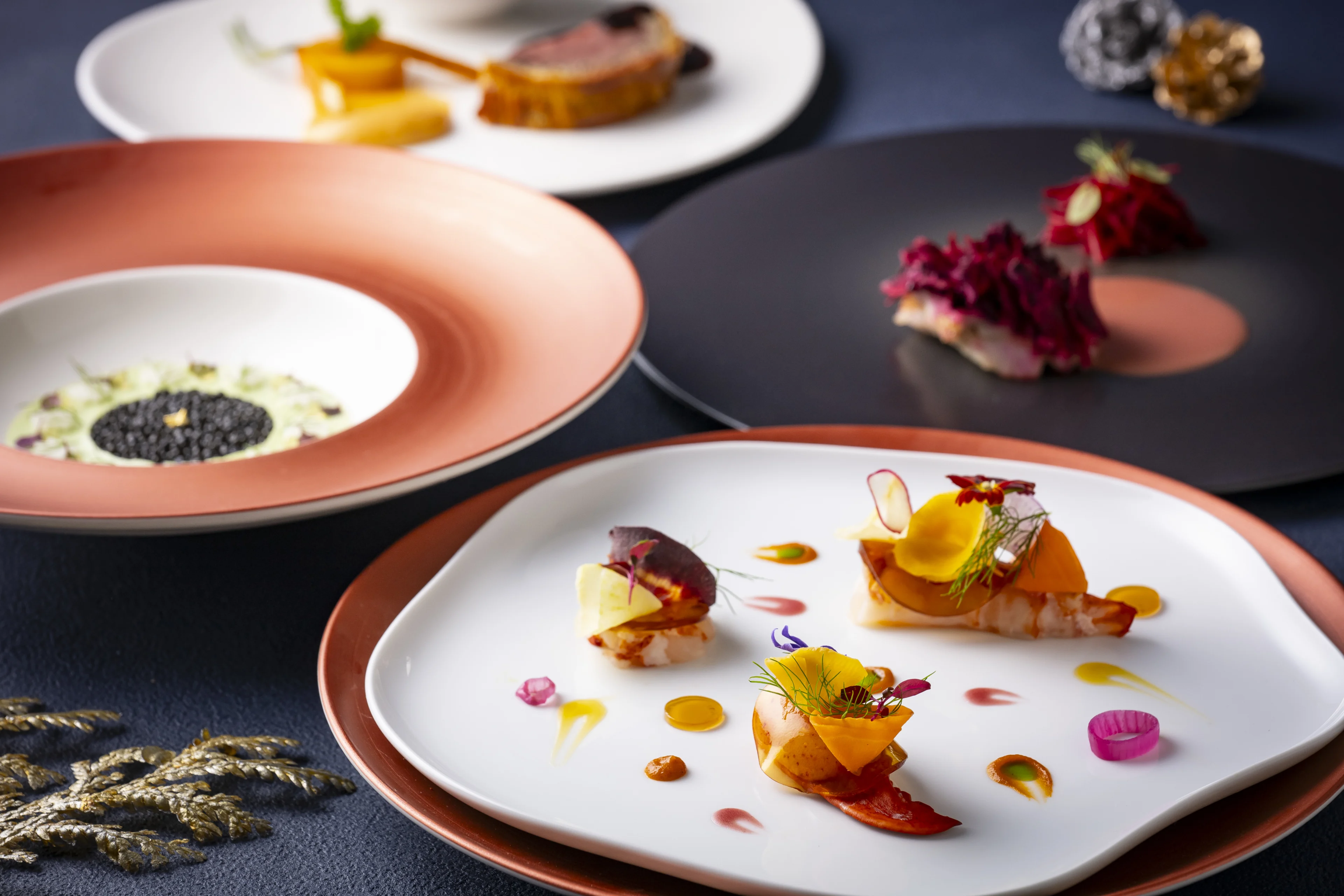 【窓側半個室確約 クリスマスランチプラン】オマール海老や国産牛など華やかに彩るDébut de Noël ーデビュ・ド・ノエルー全5品+乾杯ドリンク+メッセージプレート★ザ・プリンス パークタワー東京で優雅なクリスマスランチを