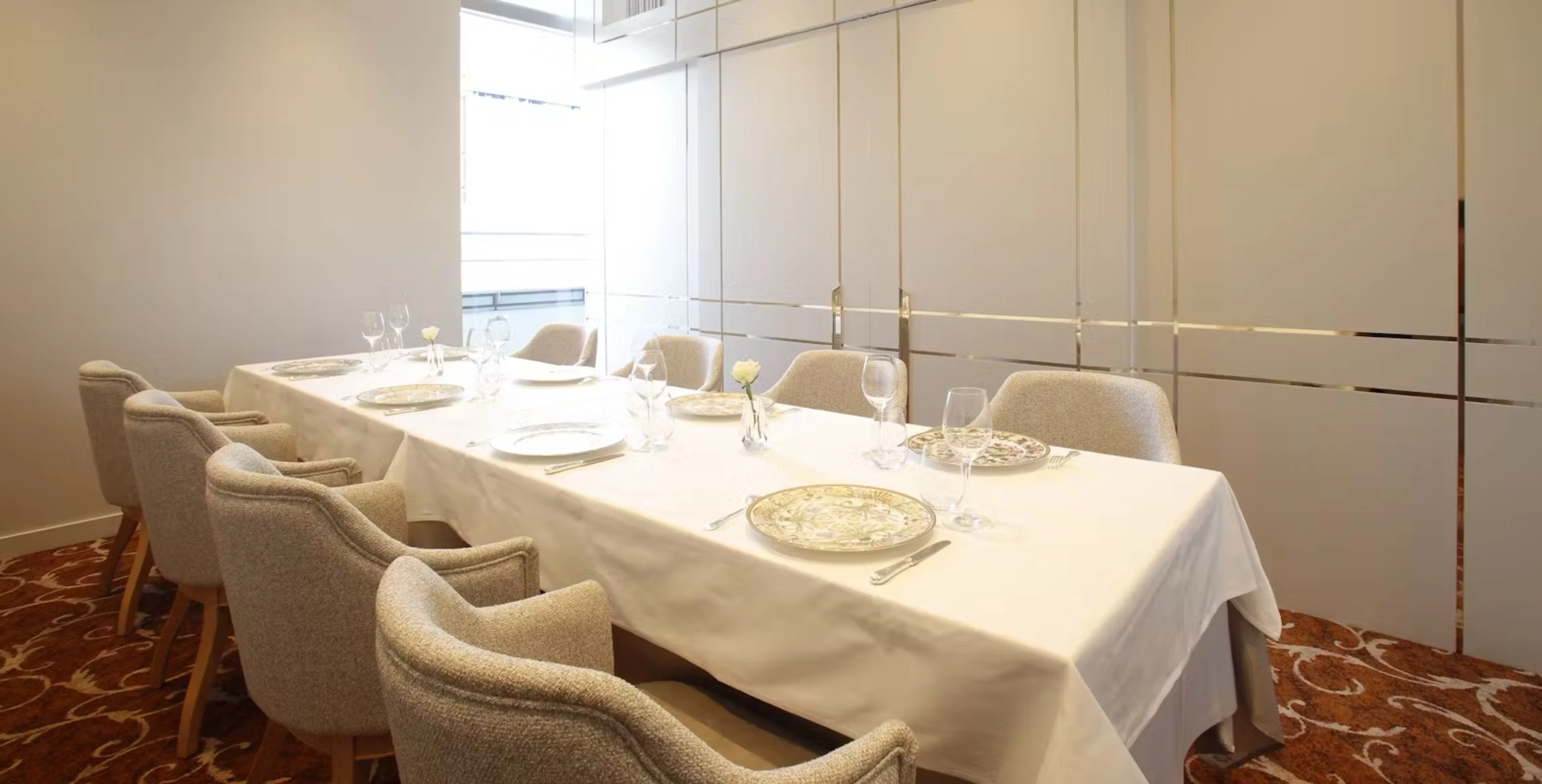 【5〜8名様 / 銀座・フレンチの名店×個室確約★ご両家お顔合わせランチプラン】時を超えて愛される伝統のおもてなし〜至高の本格フランス料理を堪能“Menu Petit Luxe”＋乾杯用スパークリングワイン〜銀座駅徒歩2分