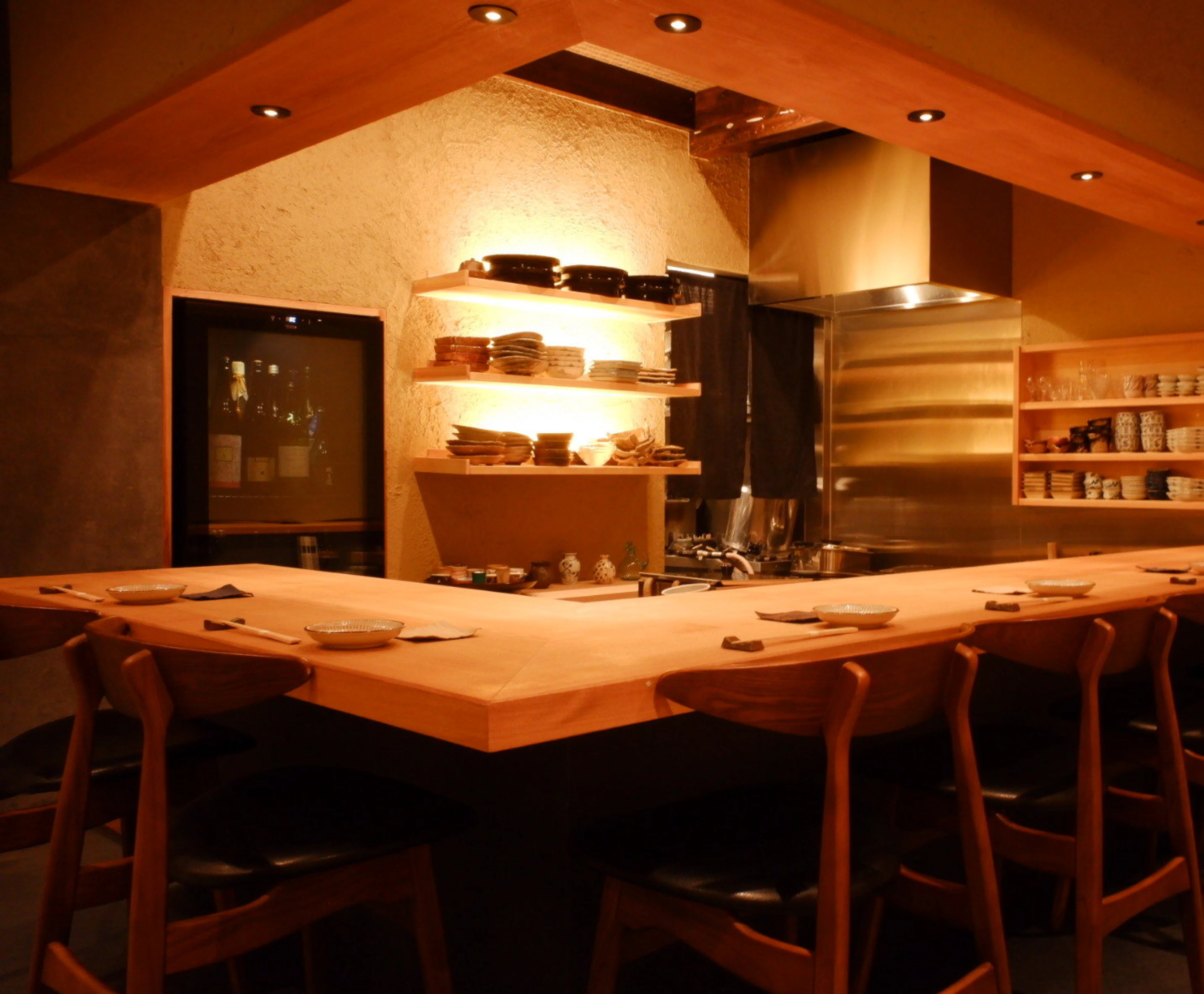 カウンター、テーブル席