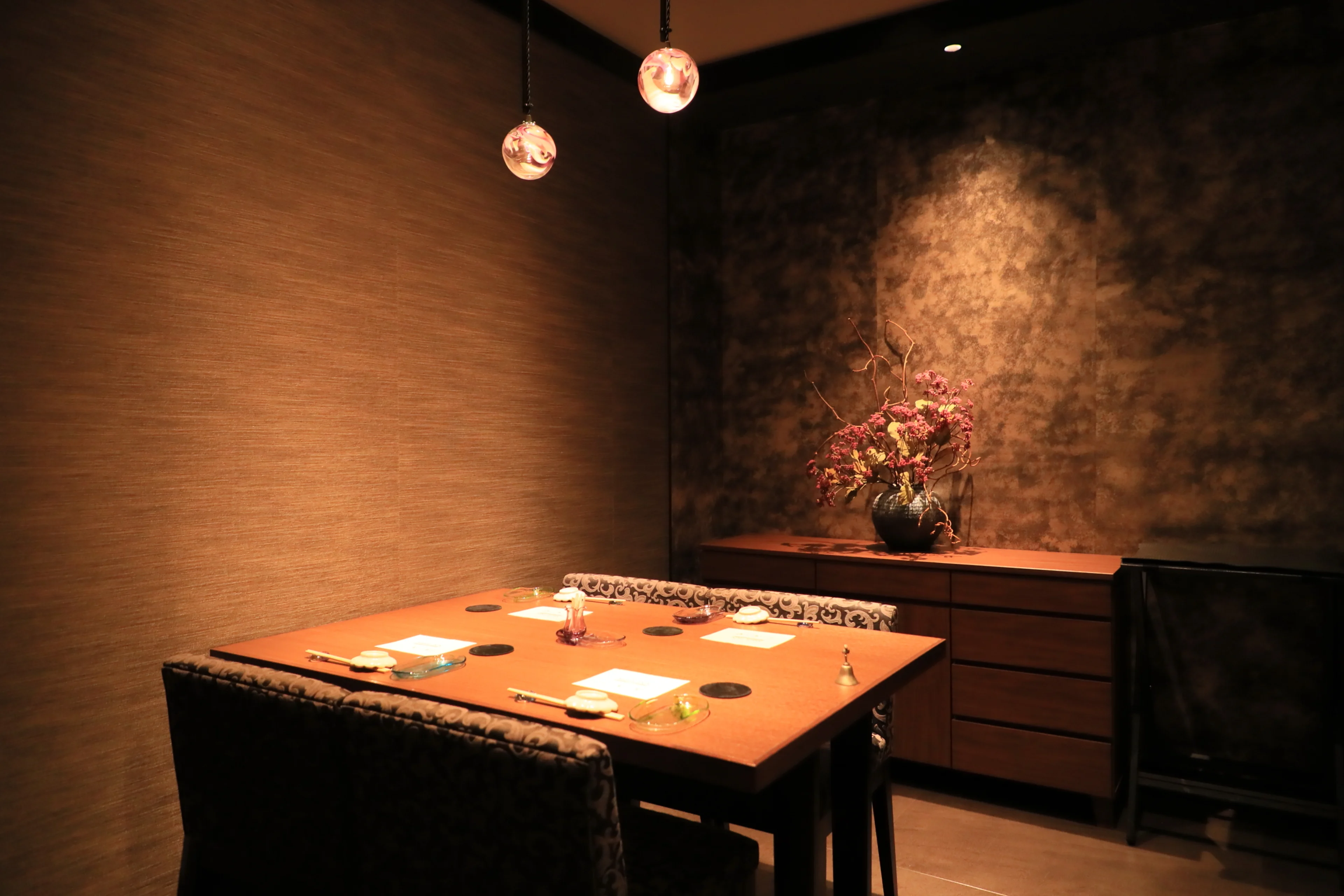 カウンター席もしくはテーブル席