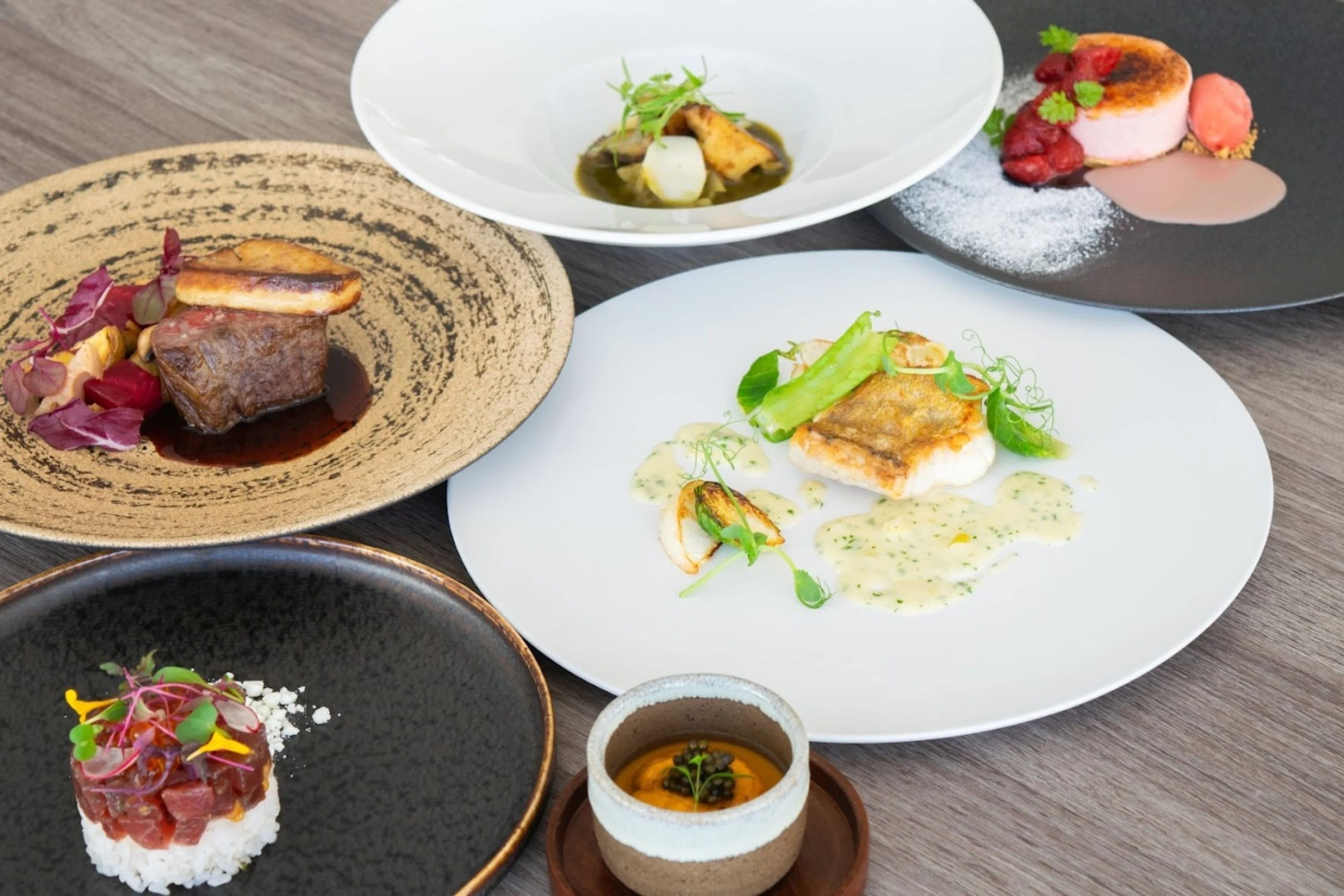 窓際席確約！【早期予約特典付き / クリスマスディナー】新鮮な野菜や旬の魚介を贅沢に使ったXmas SPディナーコース2025★サンセットに染まる海辺で祝うクリスマス