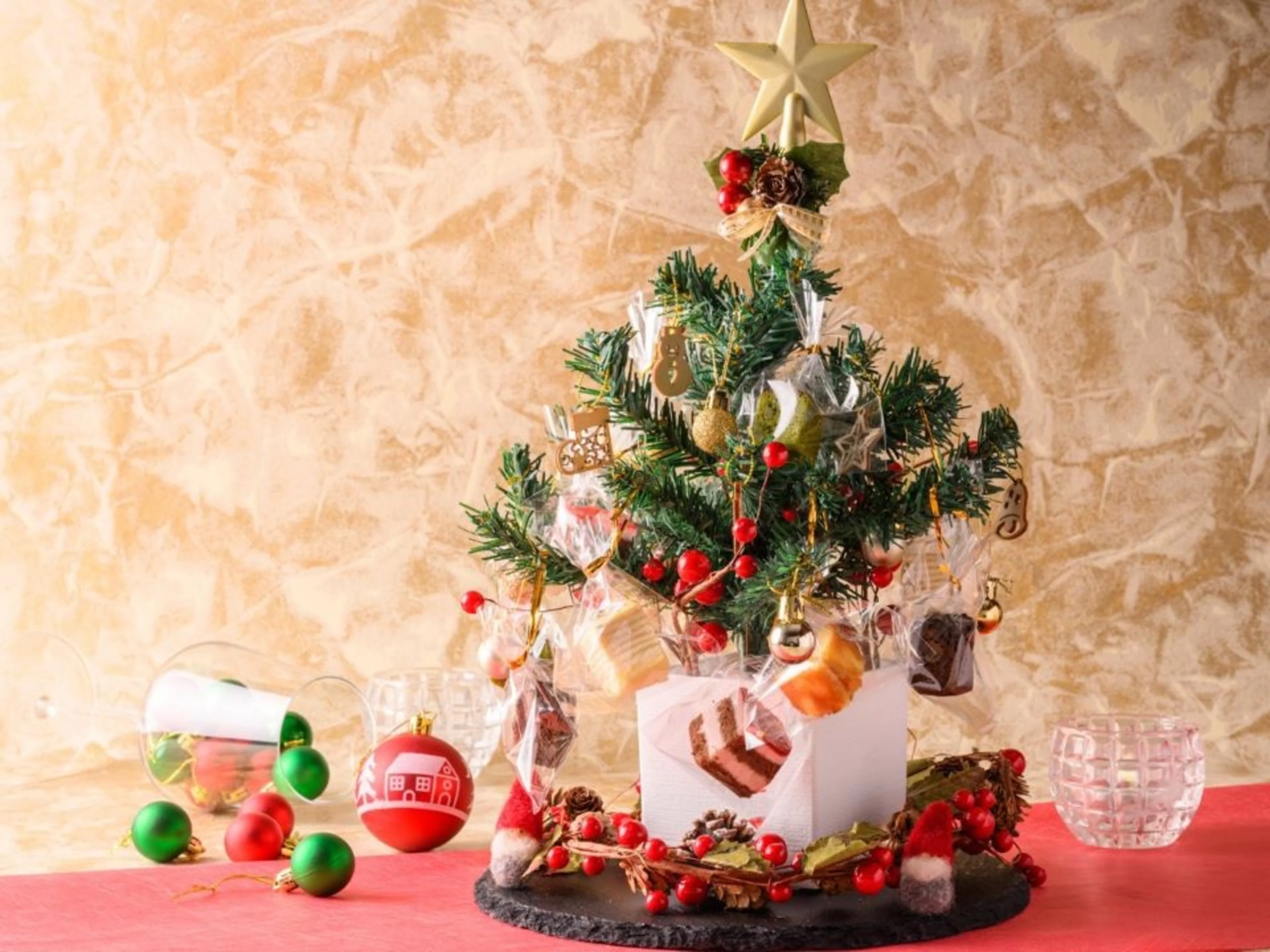 【12月1日〜25日限定 / 女子会にもおすすめ★クリスマスランチプラン】心躍る美食のひととき★季節の会席料理＋クリスマス限定デザート♪ツリーに飾った5種のミニケーキをお好みのスタイルで★大阪駅徒歩3分・ホテルモントレ大阪