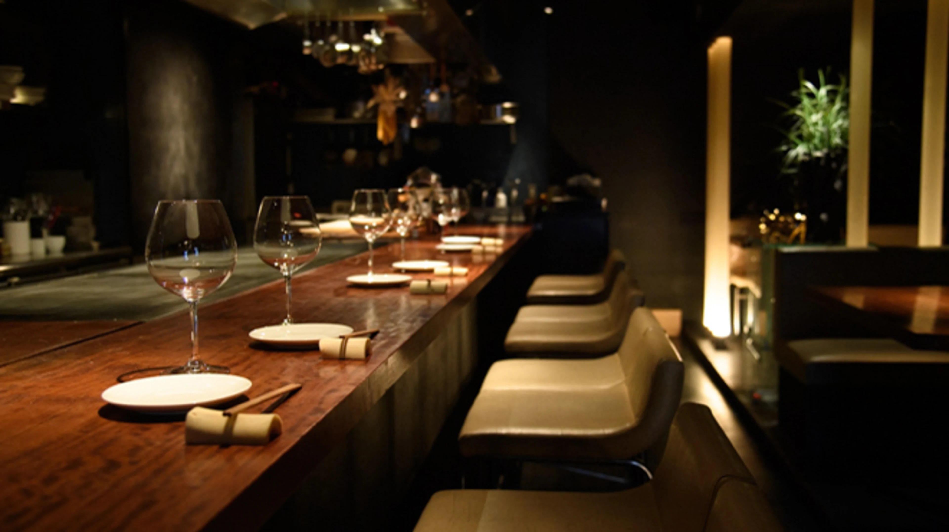 カウンター席またはテーブル席