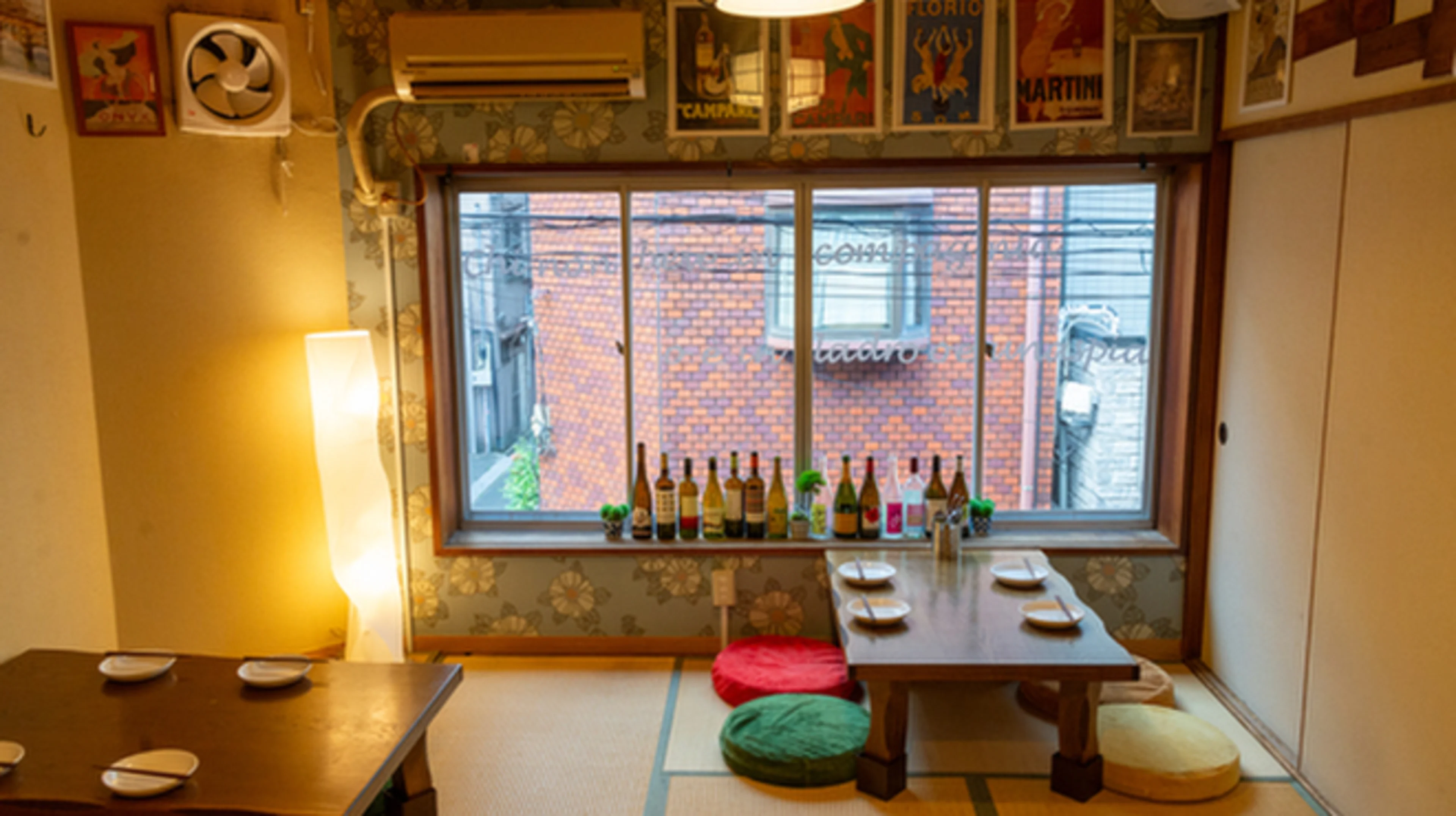 窓側テーブル席