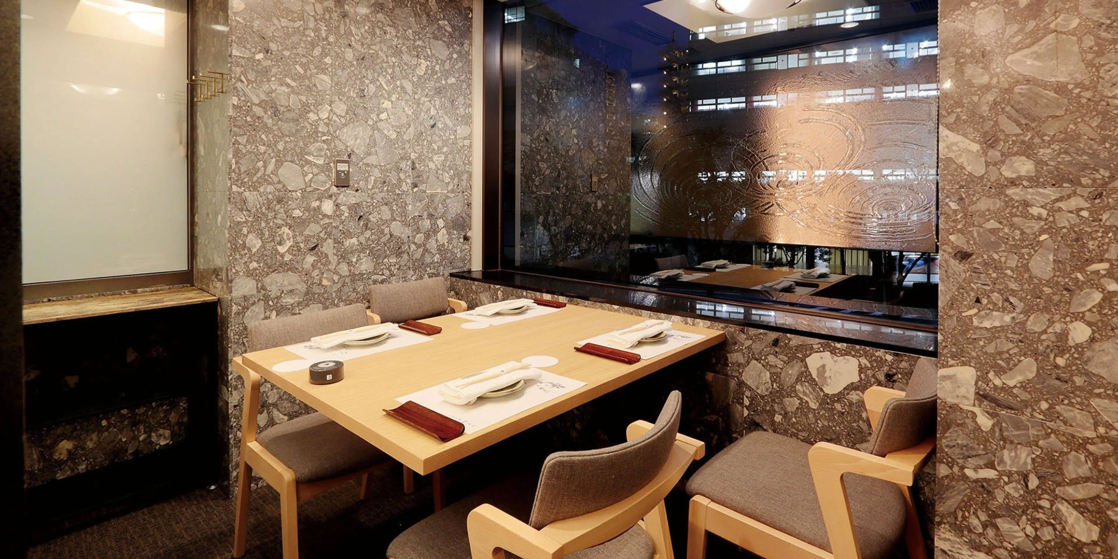 【最大6名×アニバーサリーランチ・ディナー】伊勢海老料理を贅沢に堪能できる全11品コース＋オリジナルメッセージカード対応可｜ランドマーク「大森ベルポート」内の落ち着いた個室で、記念日を心に残るひとときに