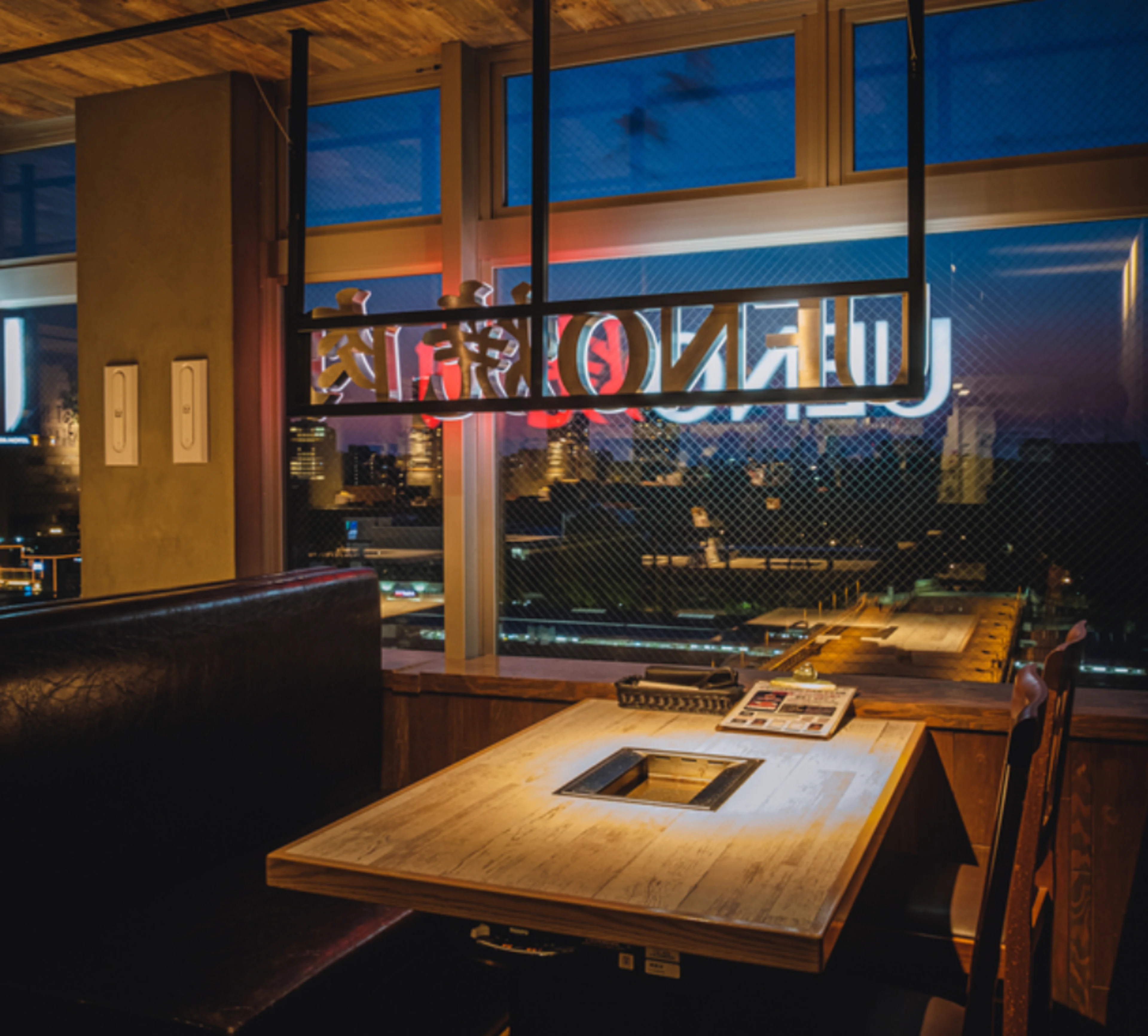 窓際テーブル席