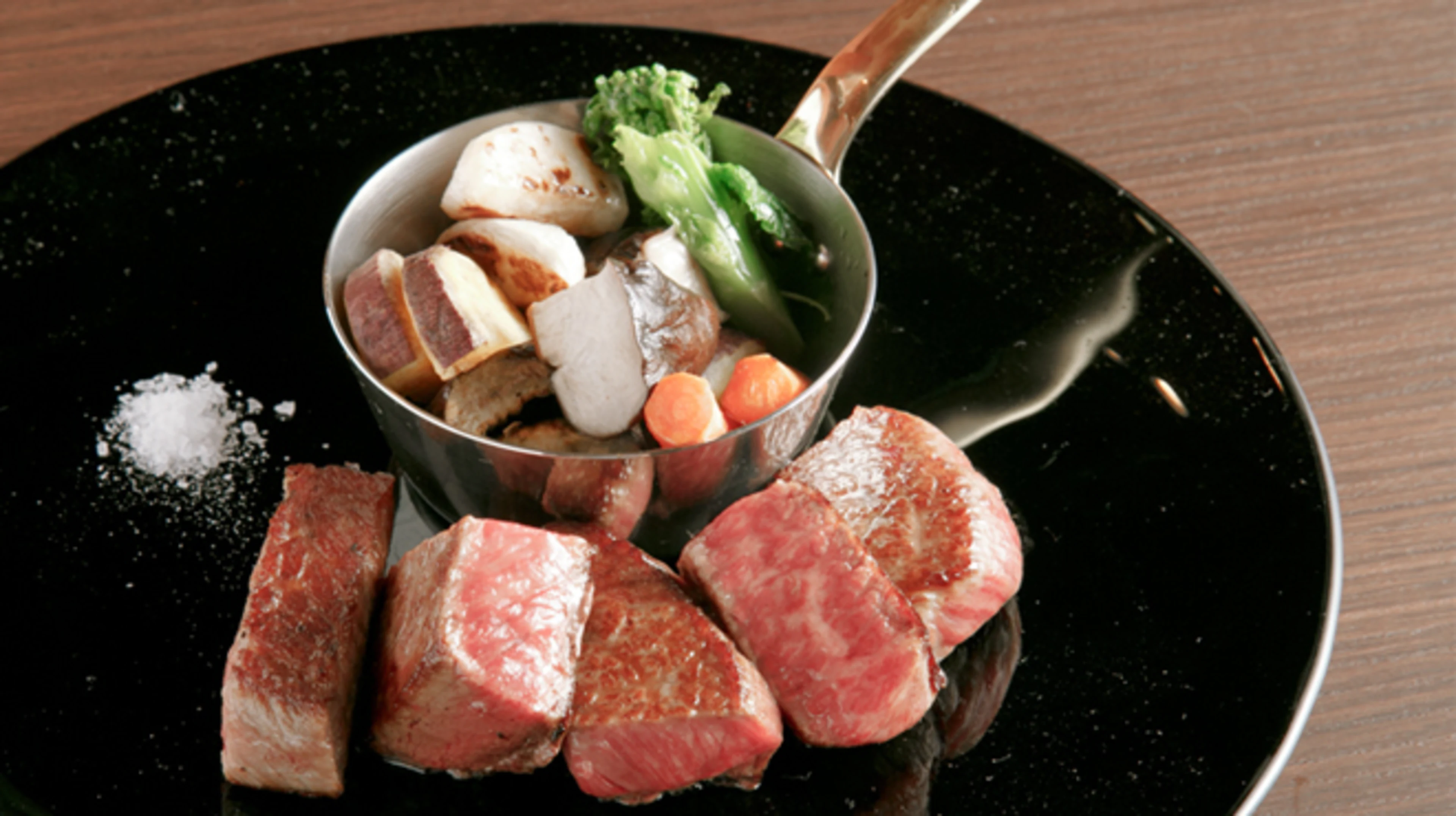 シェフの技が光る、山形A5ランク牛含む絶品ディナーコース