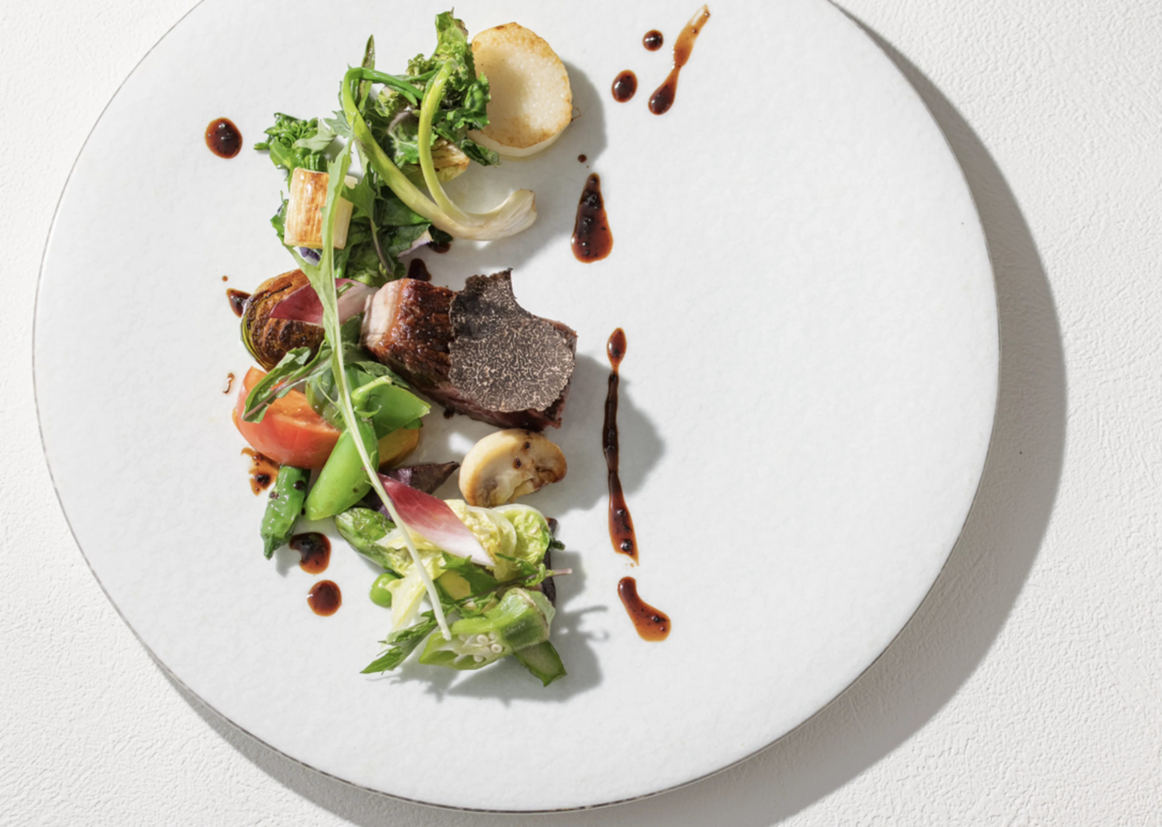 【丸の内 /大人の隠れ家×アニバーサリーランチ】旬の恵みを五感で味わう贅沢なひととき★和牛を堪能〜至高のモダンフレンチコース全6皿＋乾杯ドリンク＋メッセージ付プレート〜東京駅直結の洗練空間