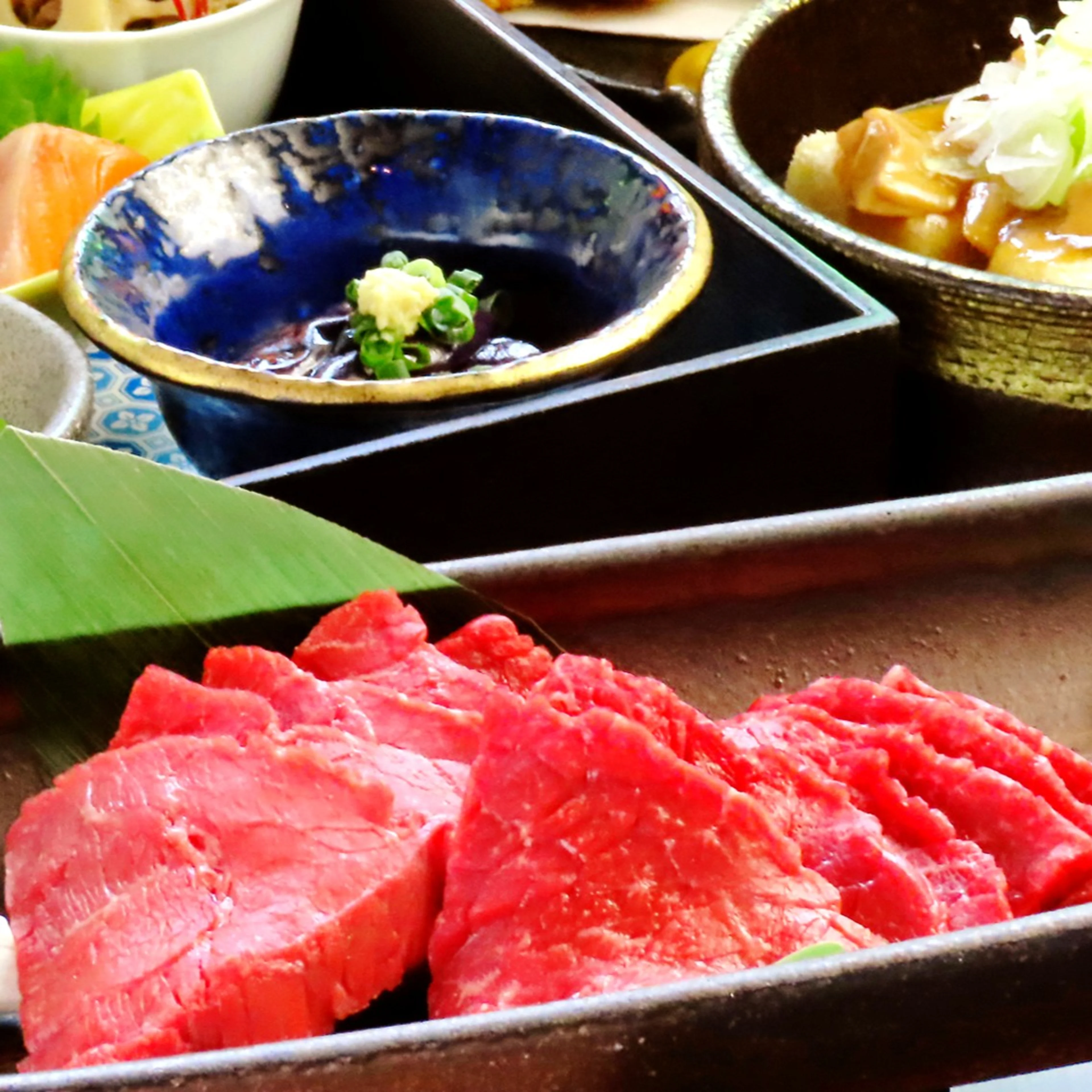 最大8名【個室確約×地上200mの絶景！/結納・顔合わせ】桂コース/造り＆牛カルビの石焼き等肉割烹懐石全8品＋選べる1ドリンクor2h飲み放題★アニバーサリープレート付プランも★各線新宿駅から徒歩5分