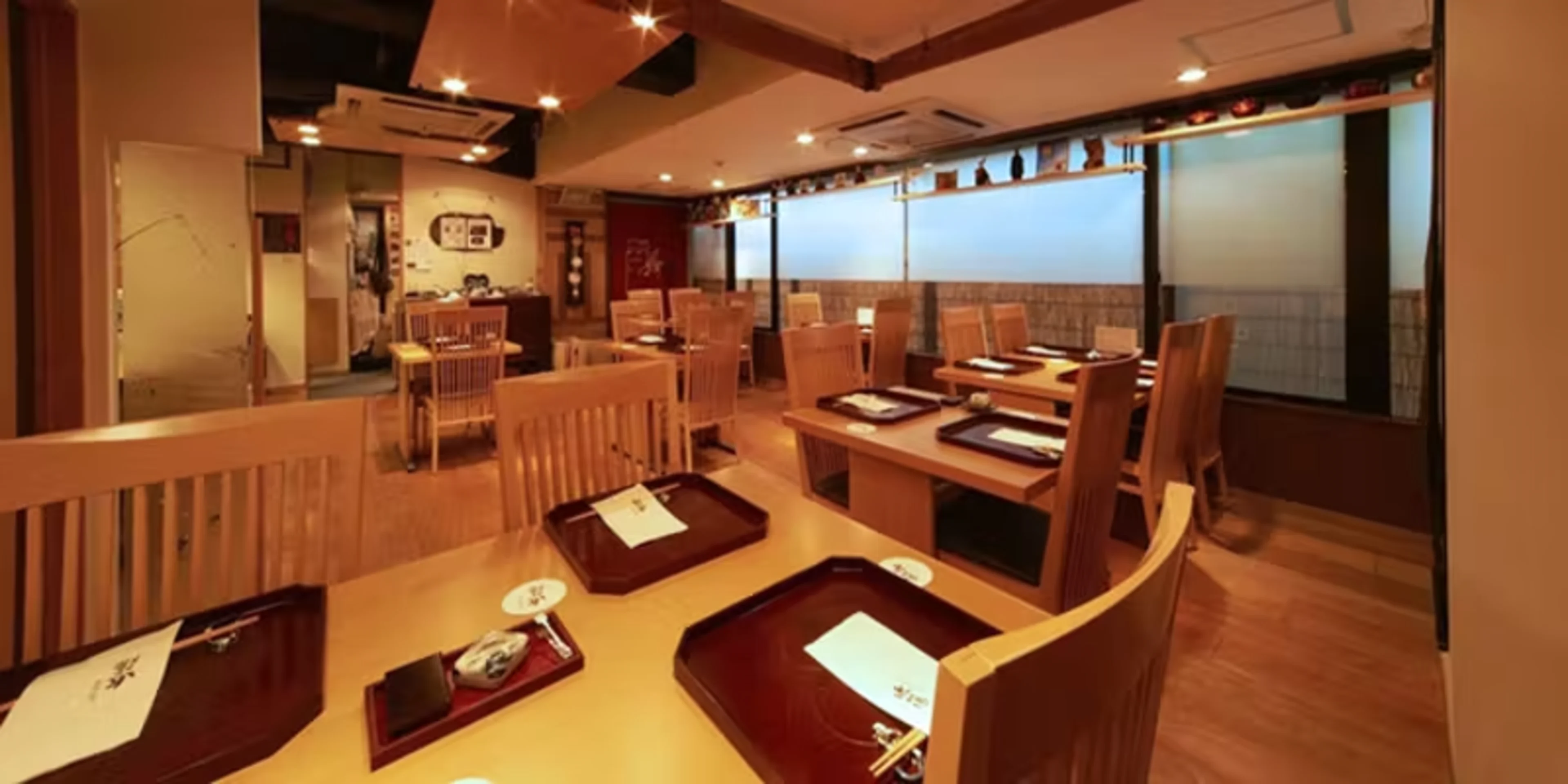 テーブル席 or カウンター席