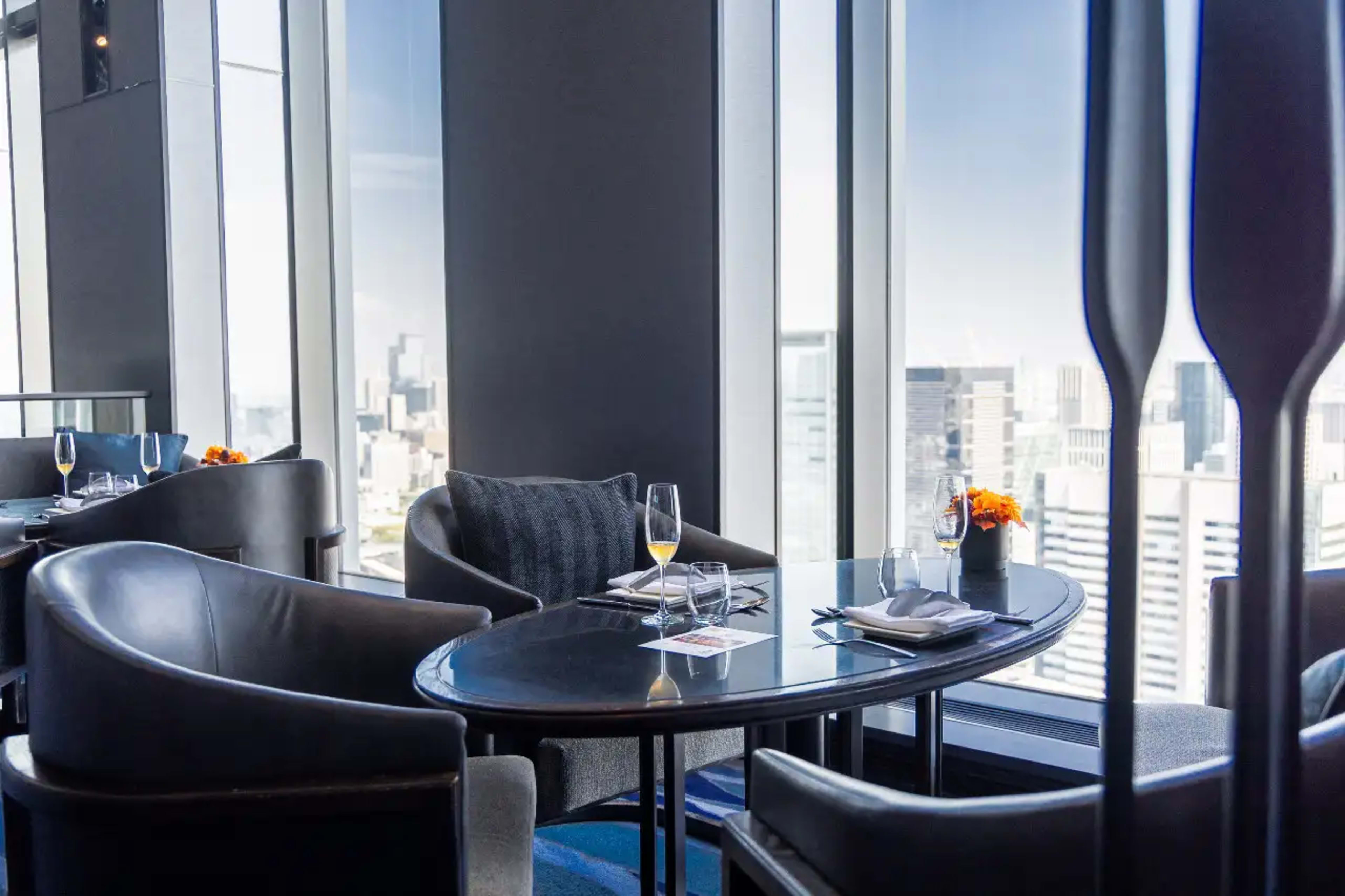 窓側テーブル席