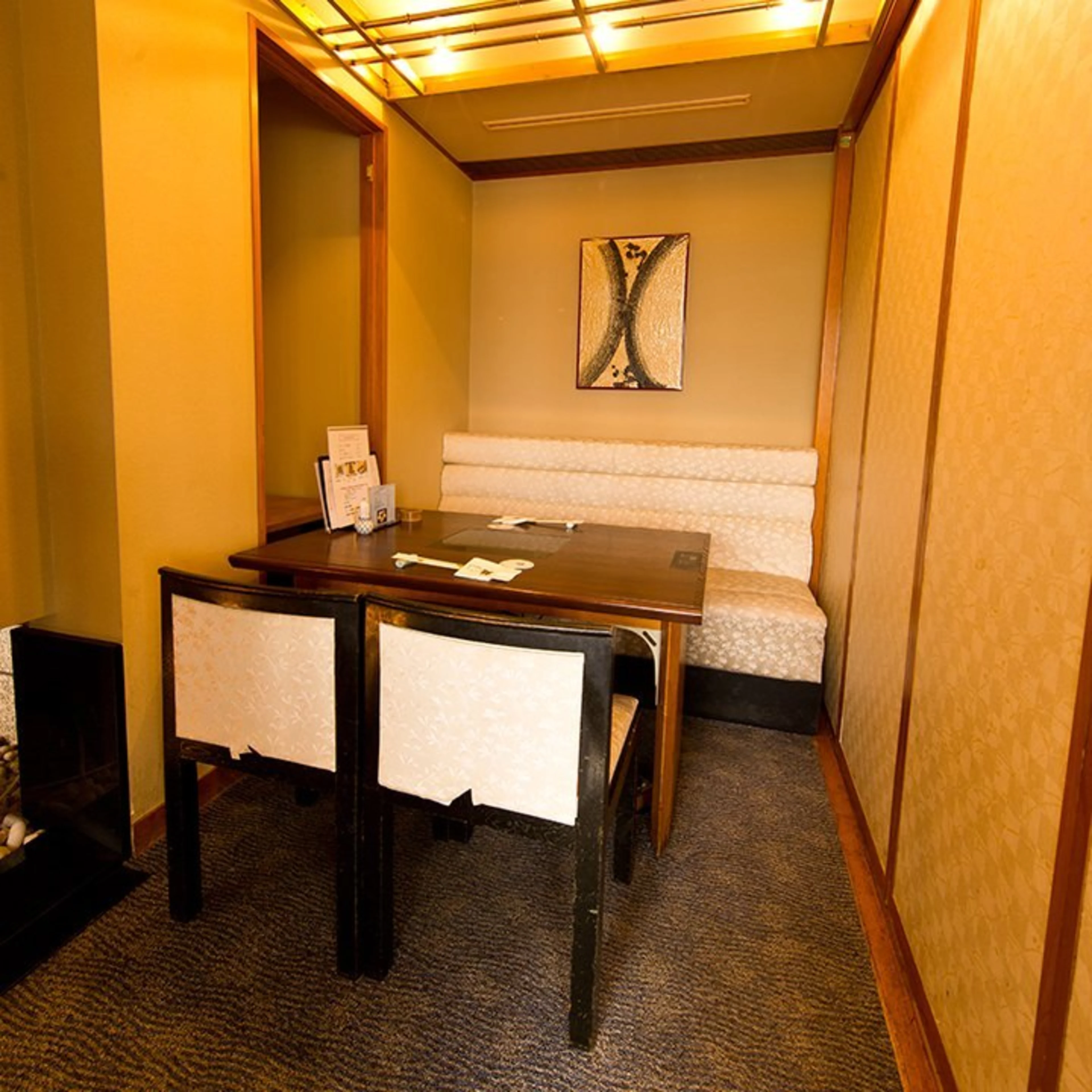 個室（テーブル個室1000円、掘り炬燵個室2000円）