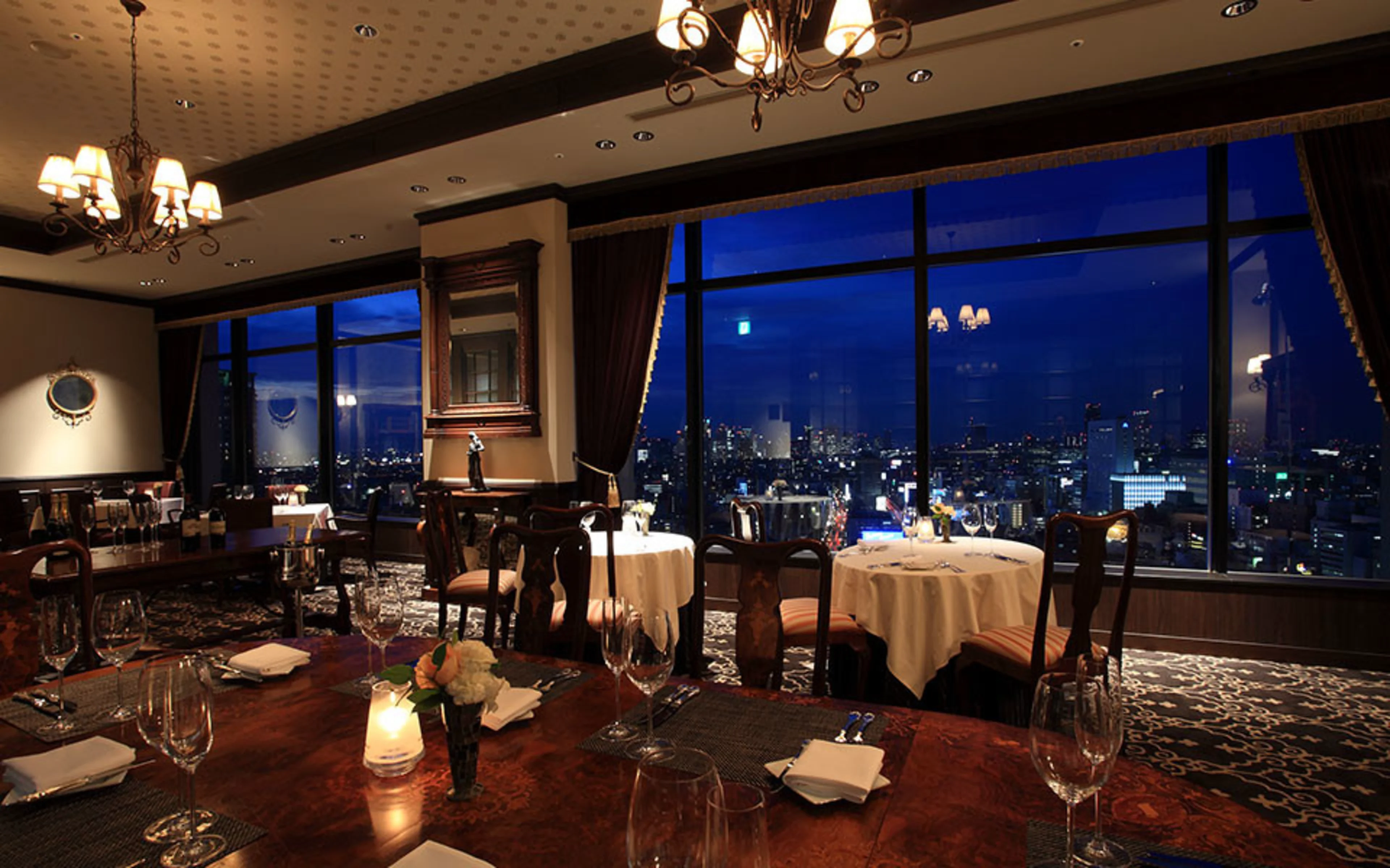 窓側テーブル席