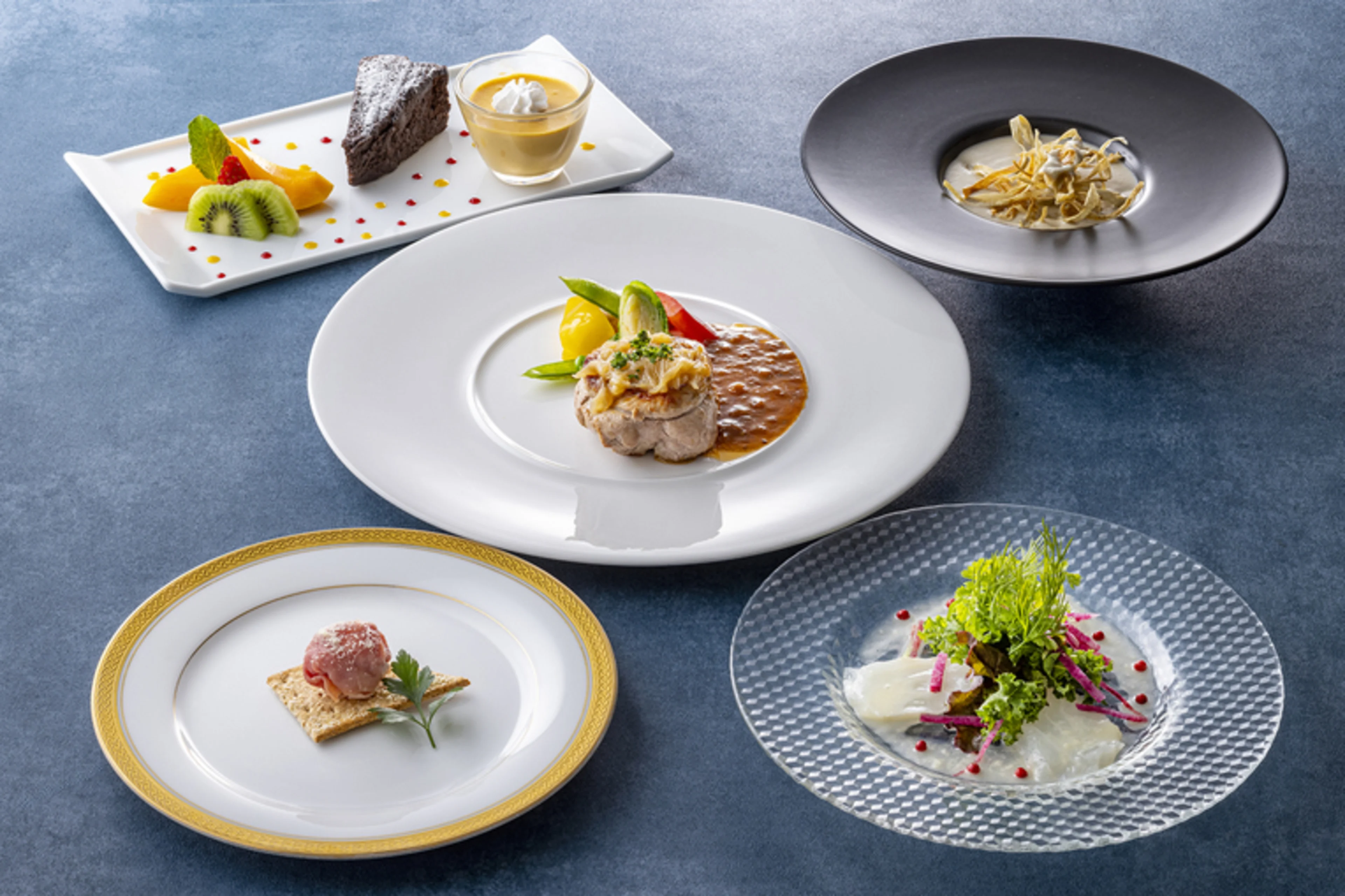 【4～12名様◆大人数のお祝いディナープラン】こだわり食材のグローバルコンフォートフード全5品＋飲み放題コース全2種★ホテルアラマンダ青山のアーバンオアシスで過ごす華やかな祝宴