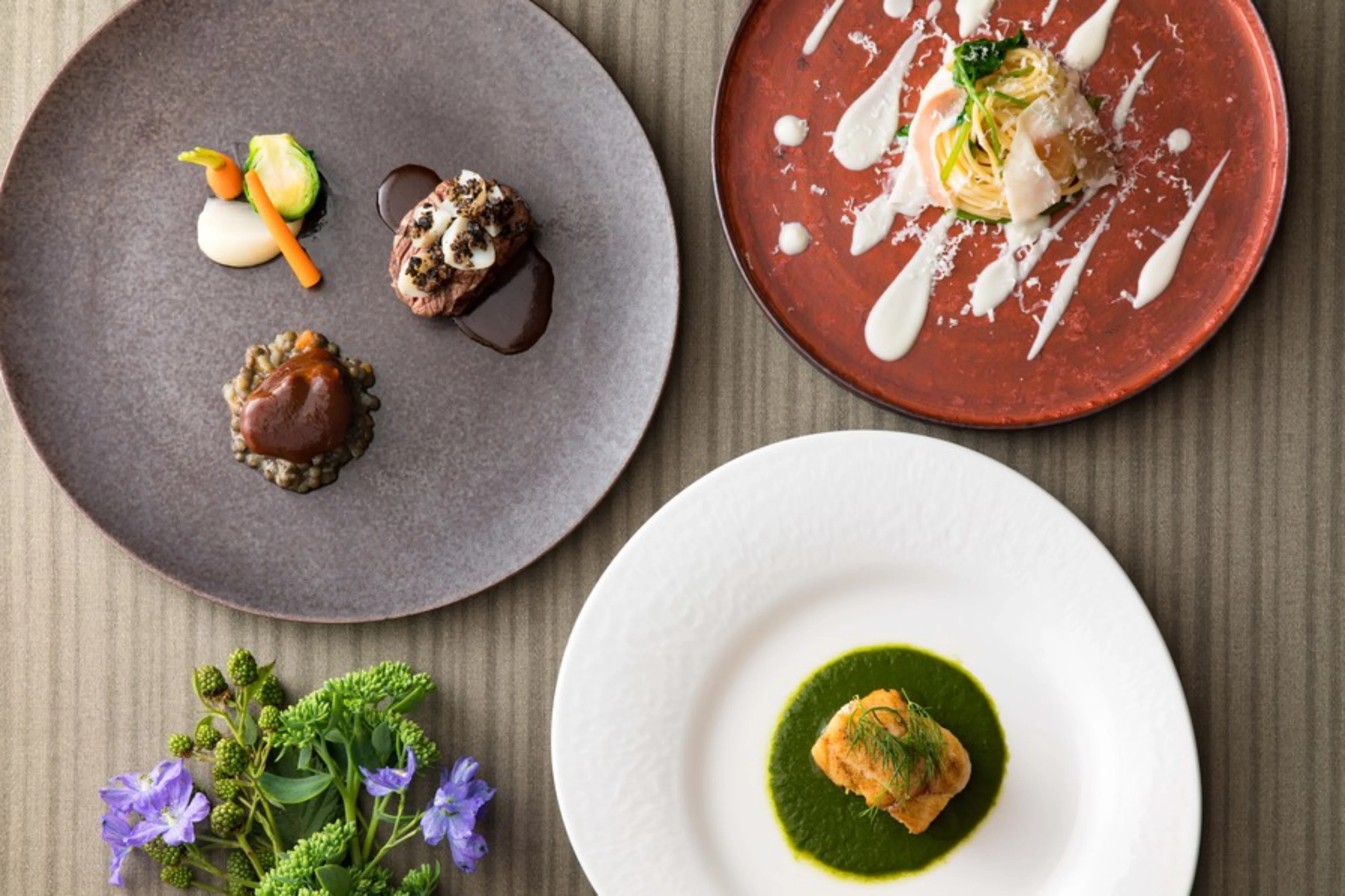 【個室確約 長寿祝い・金婚式・銀婚式プラン】Wメインを含む全5品ランチコース＋乾杯ドリンク＋メッセージプレート＋季節の花束★ホテル椿山荘東京内レストランで大切な節目をお祝い★