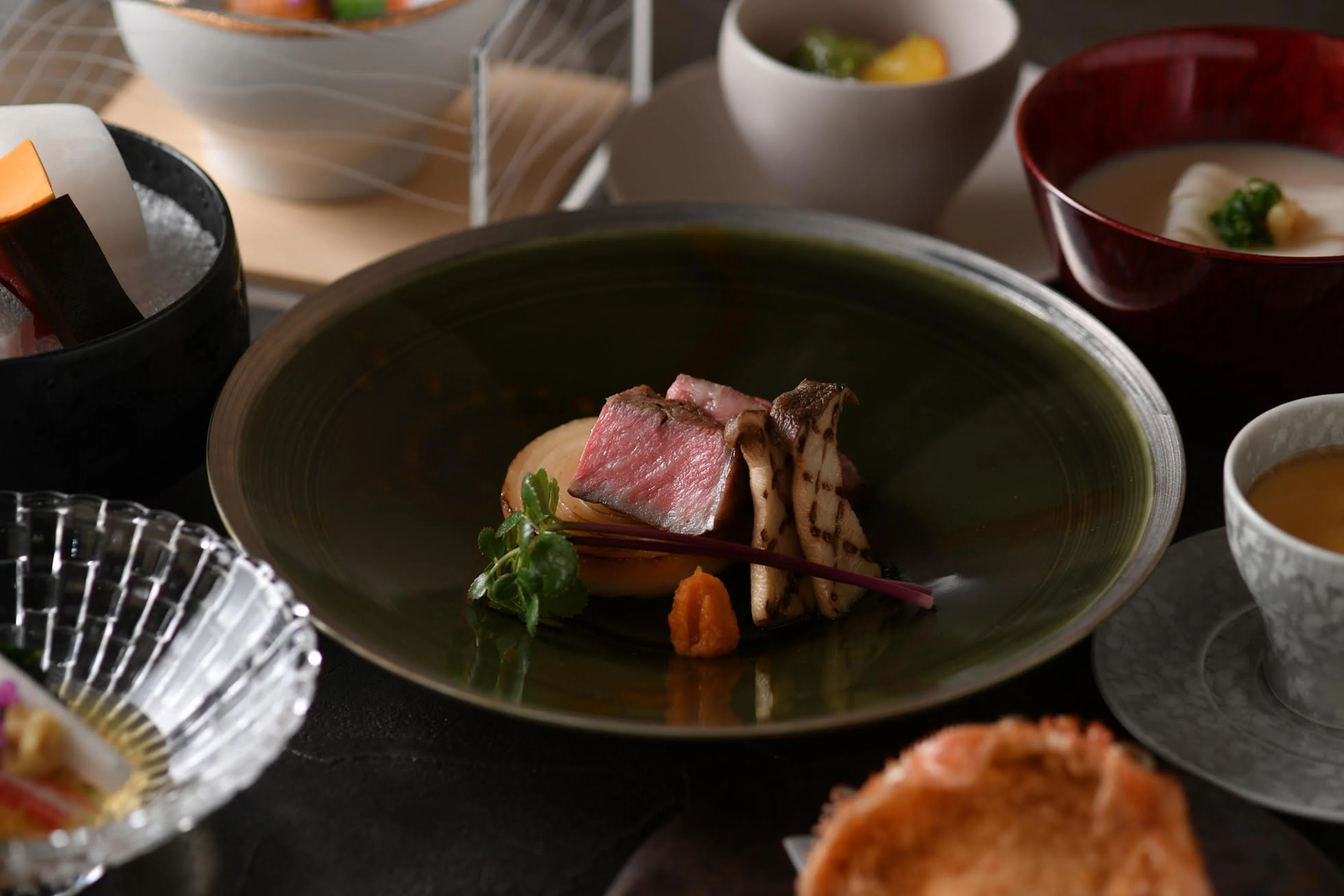 【個室確約×アニバーサリープラン】黒毛和牛のステーキ6〜8品の会席＋乾杯ドリンク＋メッセージ付きプレート★新橋駅から徒歩3分★上質な個室空間で記念日のお祝い