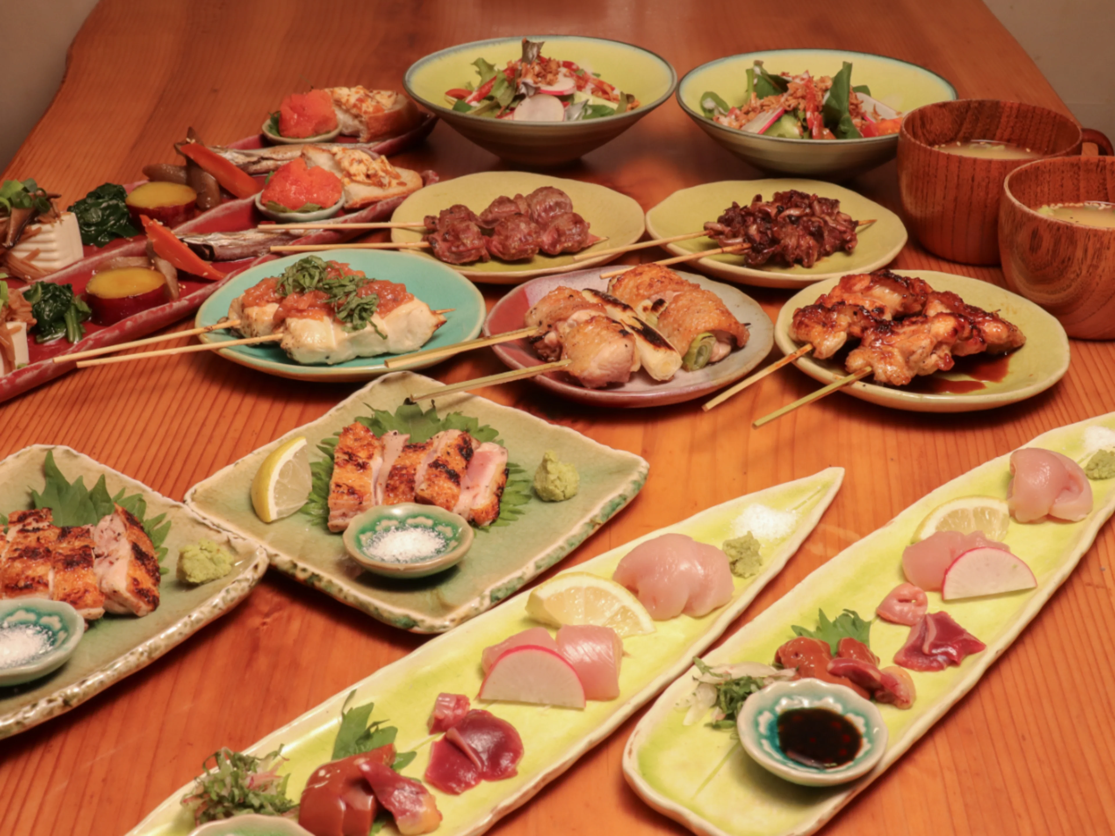 【アニバーサリーディナープラン】季節の鶏コース全7品＋フリードリンク＋オーダーメイドのデザートプレート＋アニバーサリープランナーの手厚いサポート付き★隠れ家焼き鳥店で大人のアニバーサリーデートを満喫