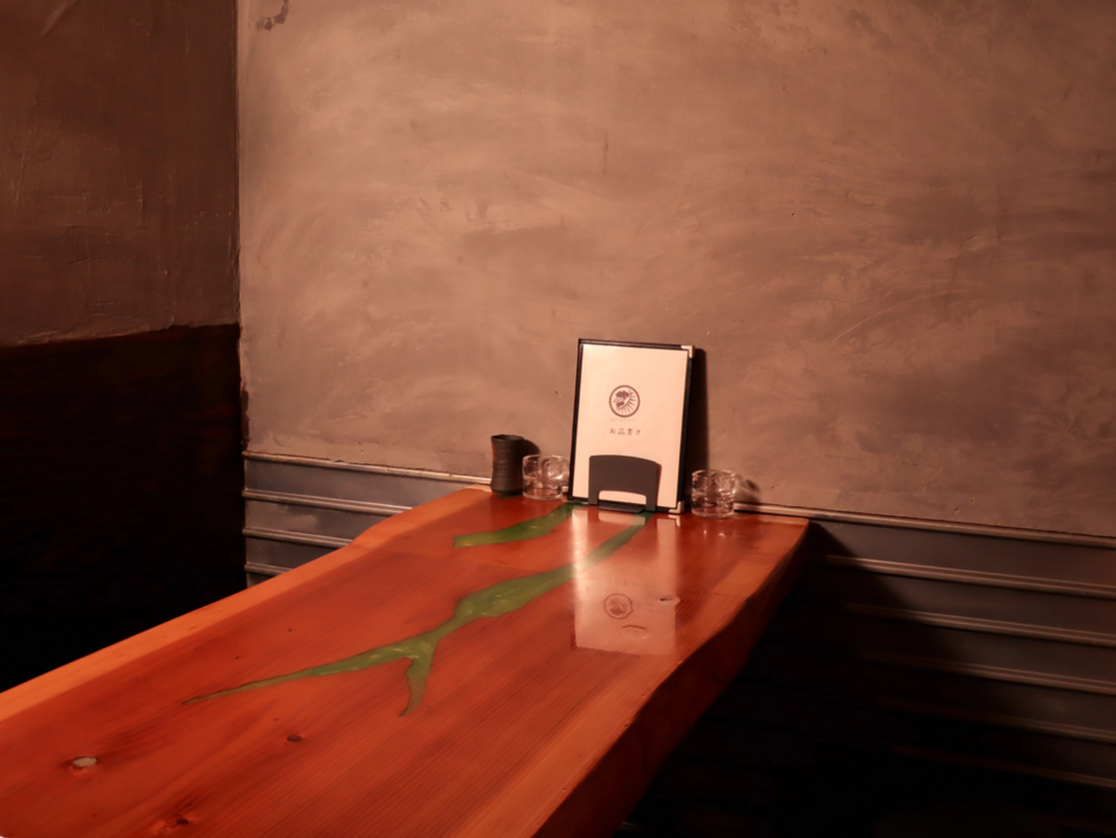 テーブル席またはカウンター席