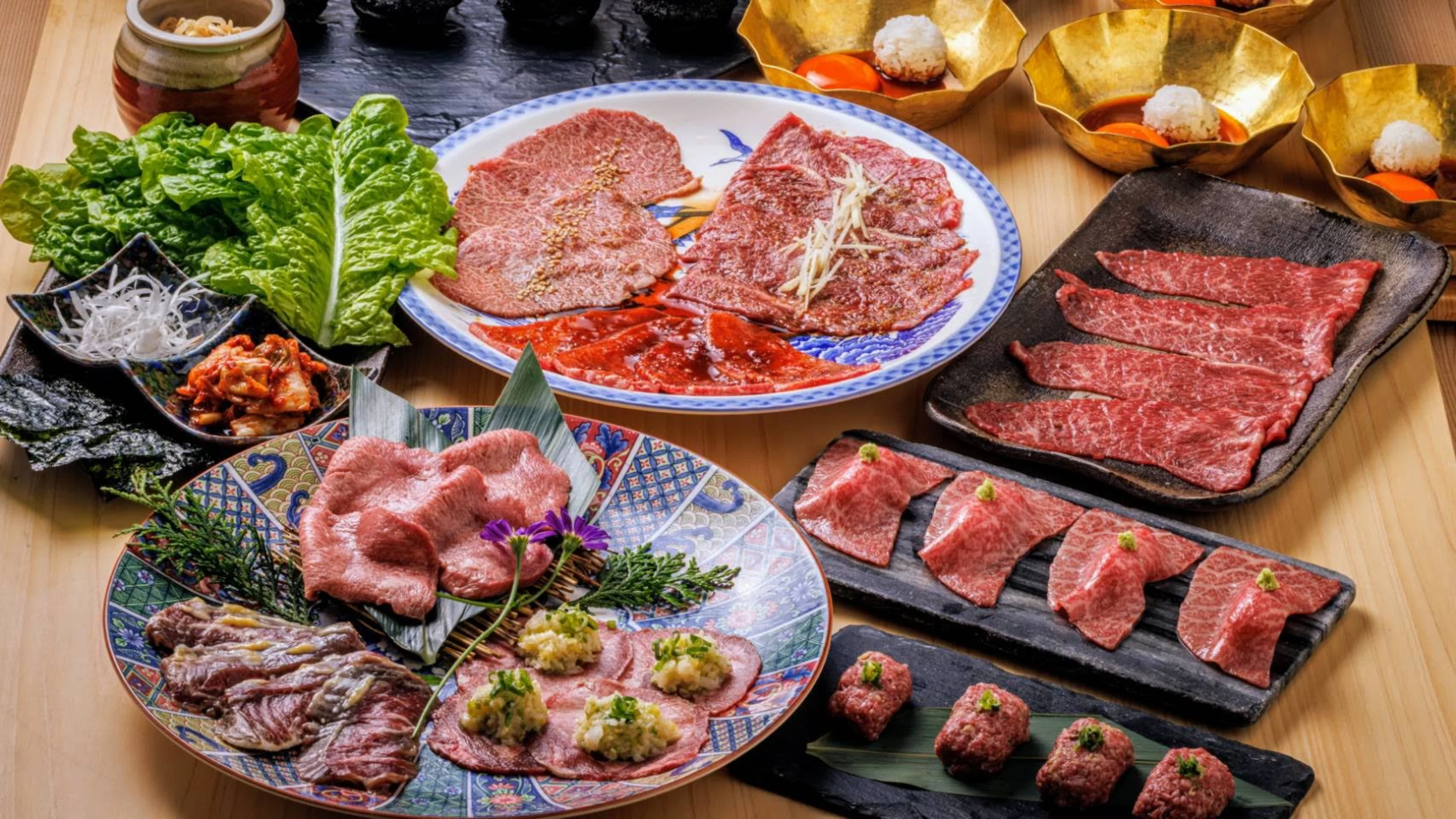 【個室確約×アニバーサリープラン】★ディナー・焼肉三昧コース★A5黒毛和牛焼肉や赤身握りなどを含む全8品＋BGM＆花火付きメッセージプレート＋メッセージカード付き★恵比寿駅から徒歩5分の個室焼肉店で素敵なお祝いの時間