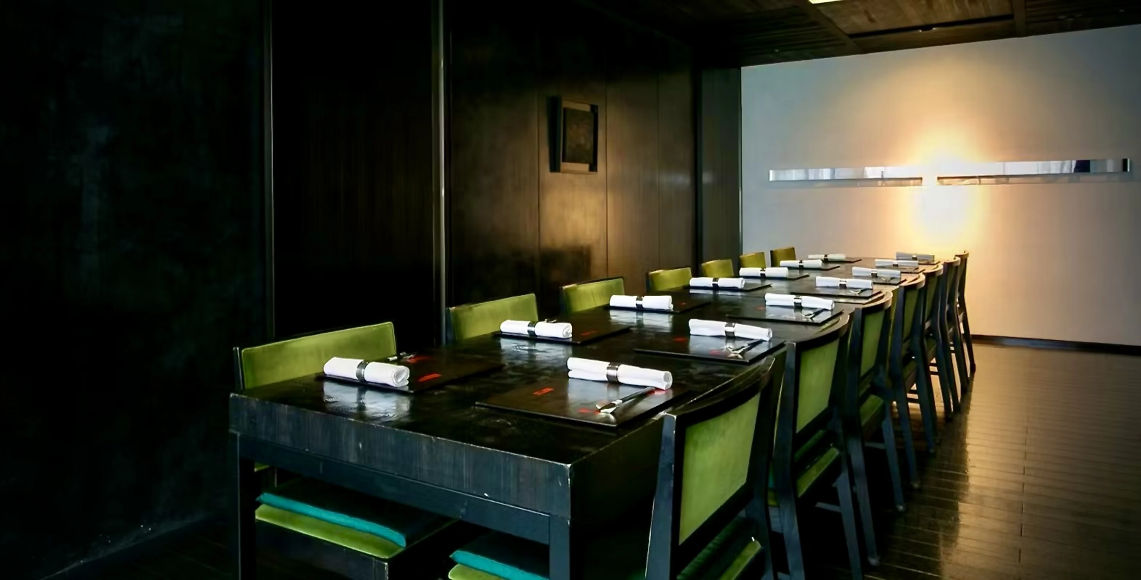 炭と杉を設えた洗練空間×個室