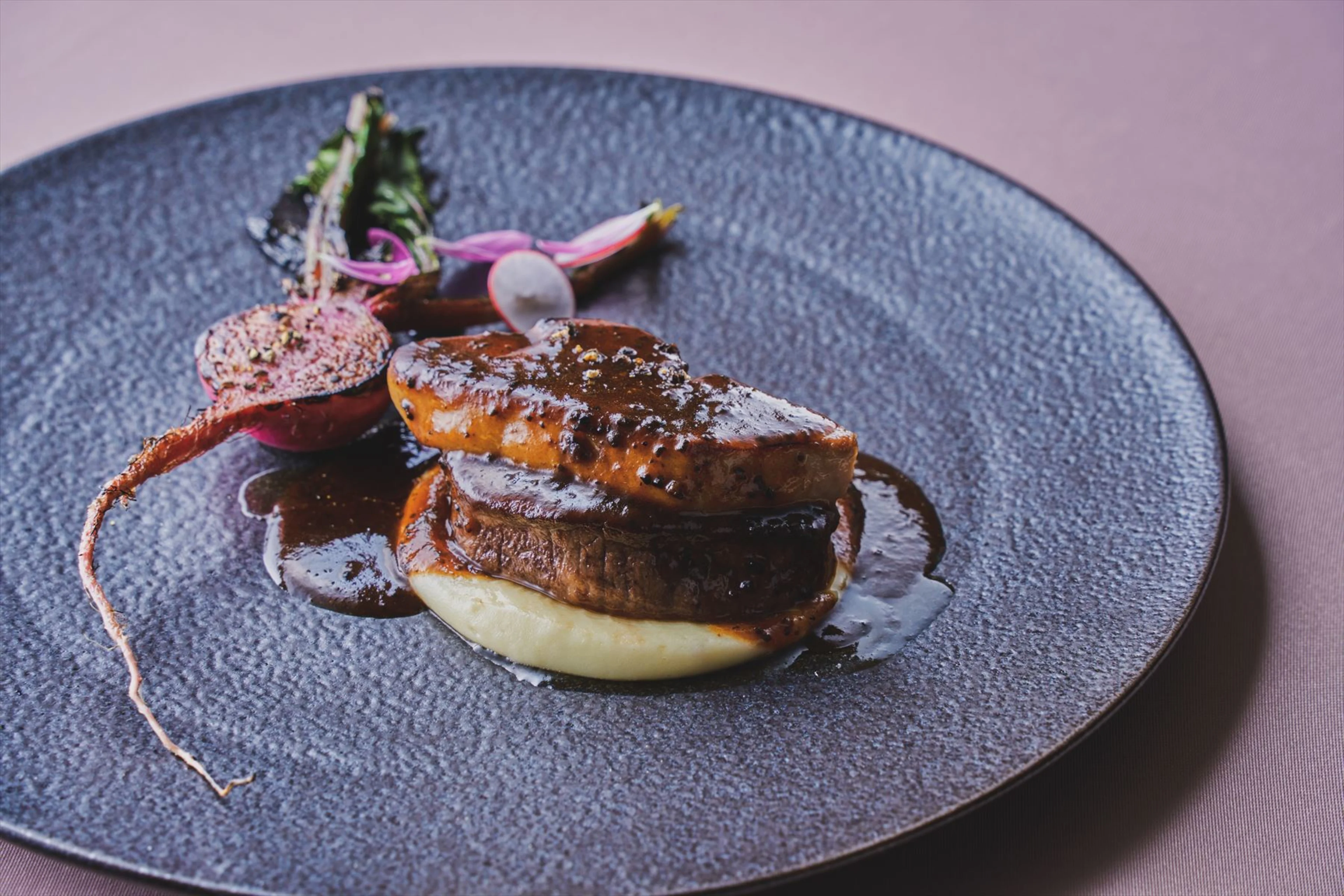 【アニバーサリープラン】野菜ワゴン付き！選べる3種のフレンチーディナーコース＋乾杯スパークリング＋メッセージ付きデザートプレート★梅田の煌く夜景とともに★梅田駅より徒歩5分★