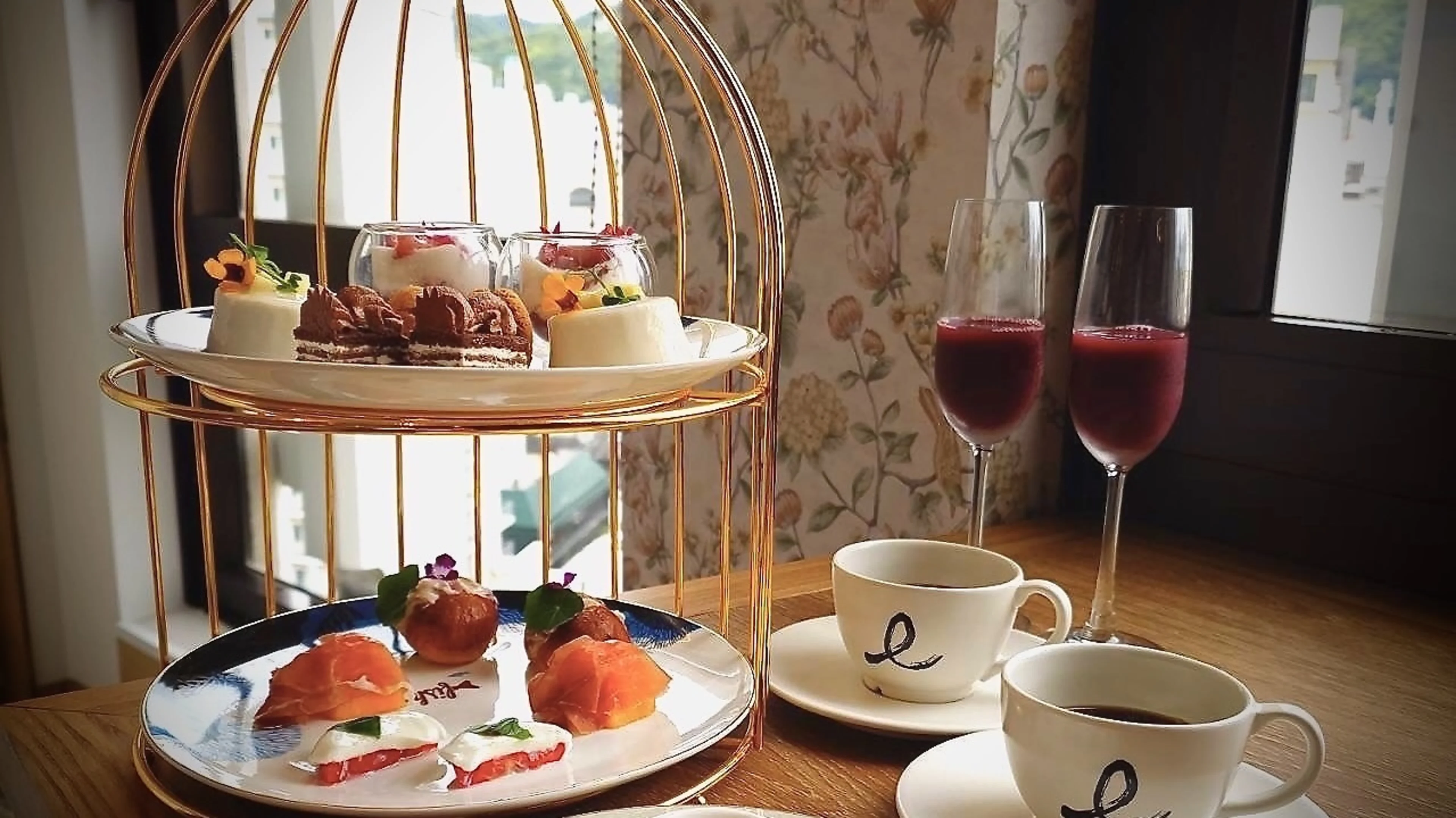 【女子会・アニバーサリープラン】大人のためのご褒美時間★心ときめくアフタヌーンティーセット〜季節のスイーツ＆前菜＋選べるドリンク（お飲み物おかわり自由）〜お祝いの方にはメッセージを添えてサプライズ★イタリア料理界の巨匠・片岡護シェフ監修の名店★元町駅徒歩5分