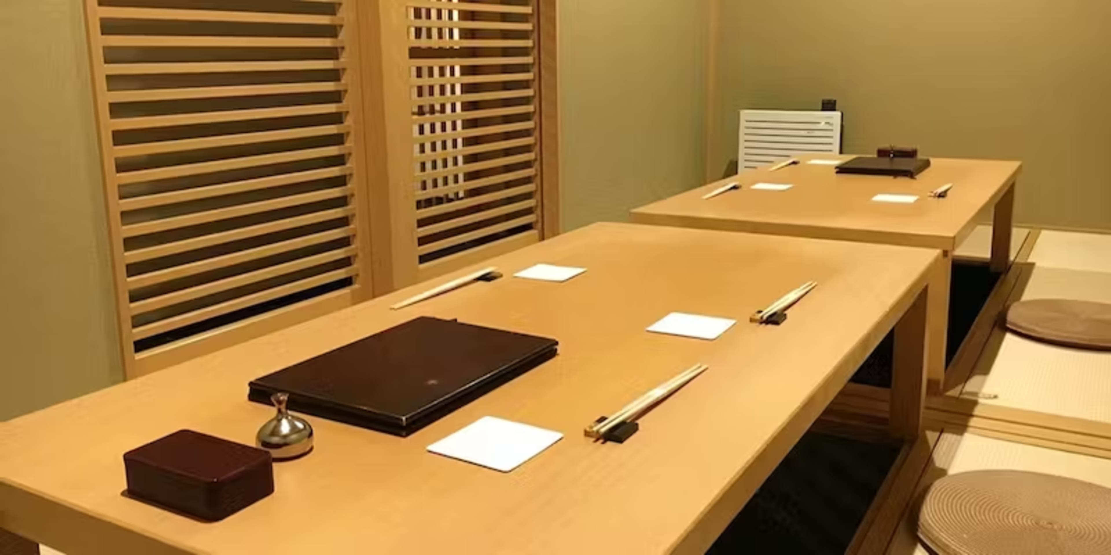 カウンター席またはテーブル席