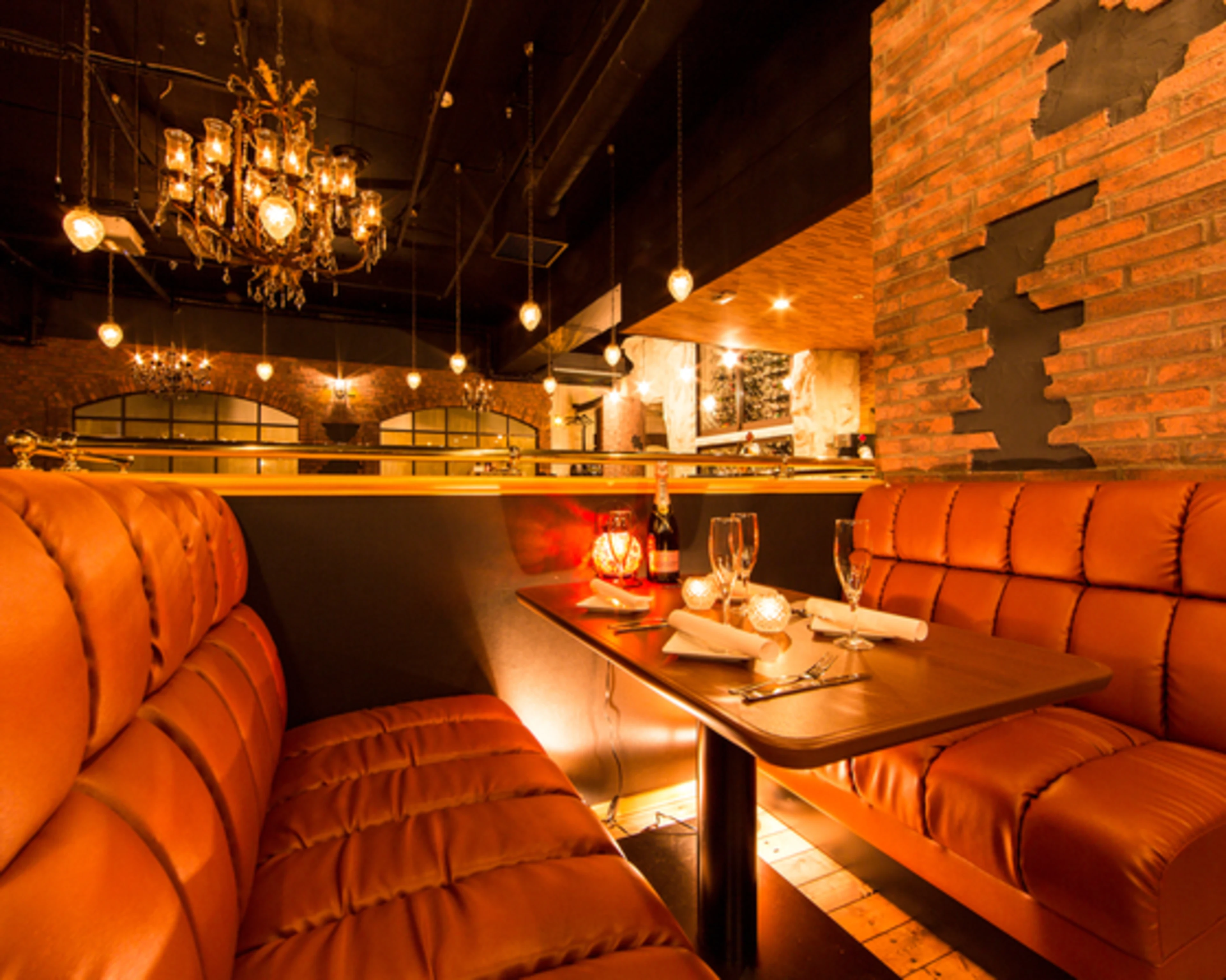 カウンター席又はテーブル席